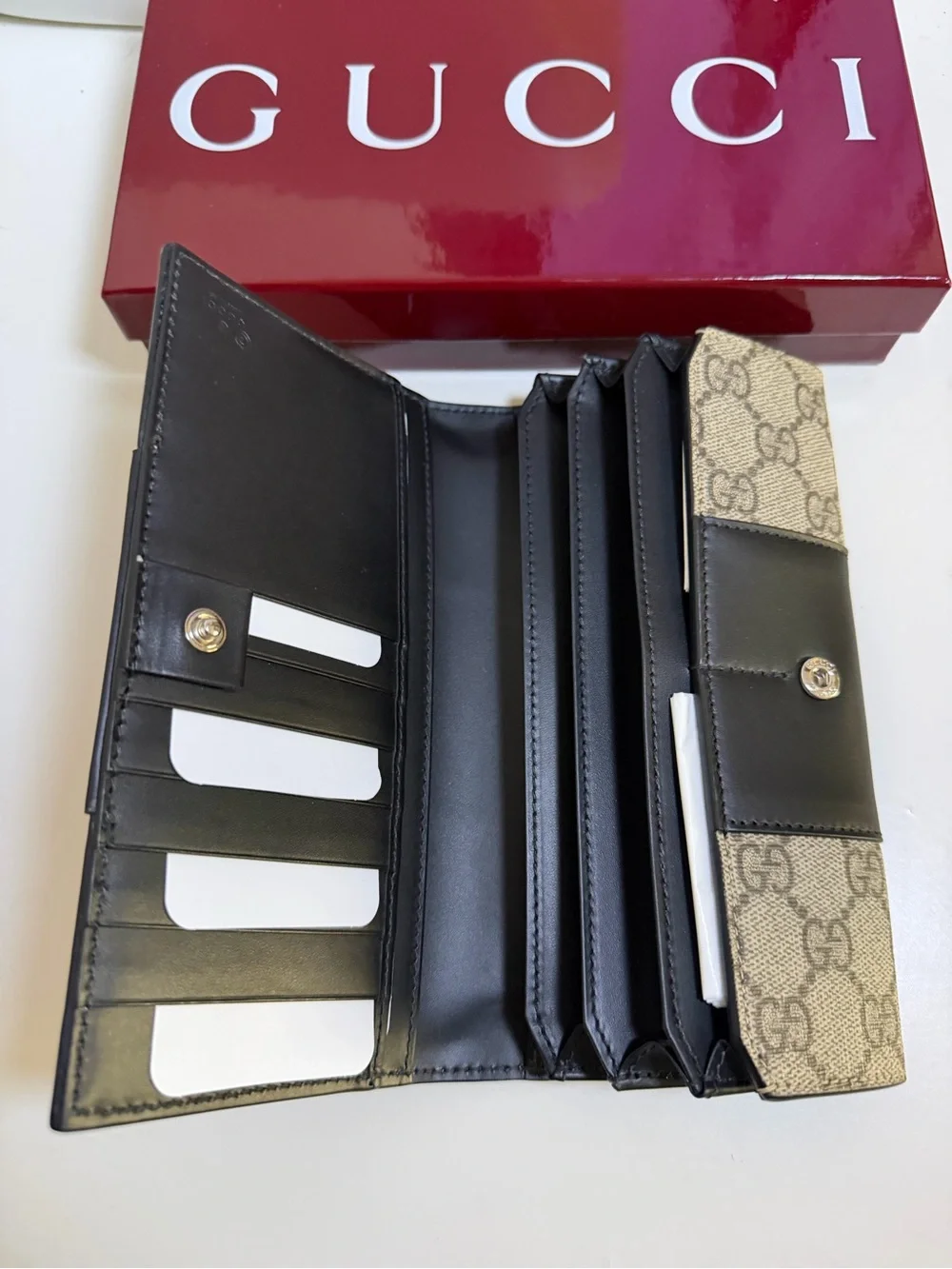Gucci Woman’s Beige GG Canvas Wallet with Black Leather Accent - Picture 7 of 7